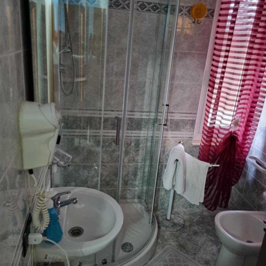 Room E Breakfast Diana E Ninni 萨尔索马焦雷泰尔梅 外观 照片